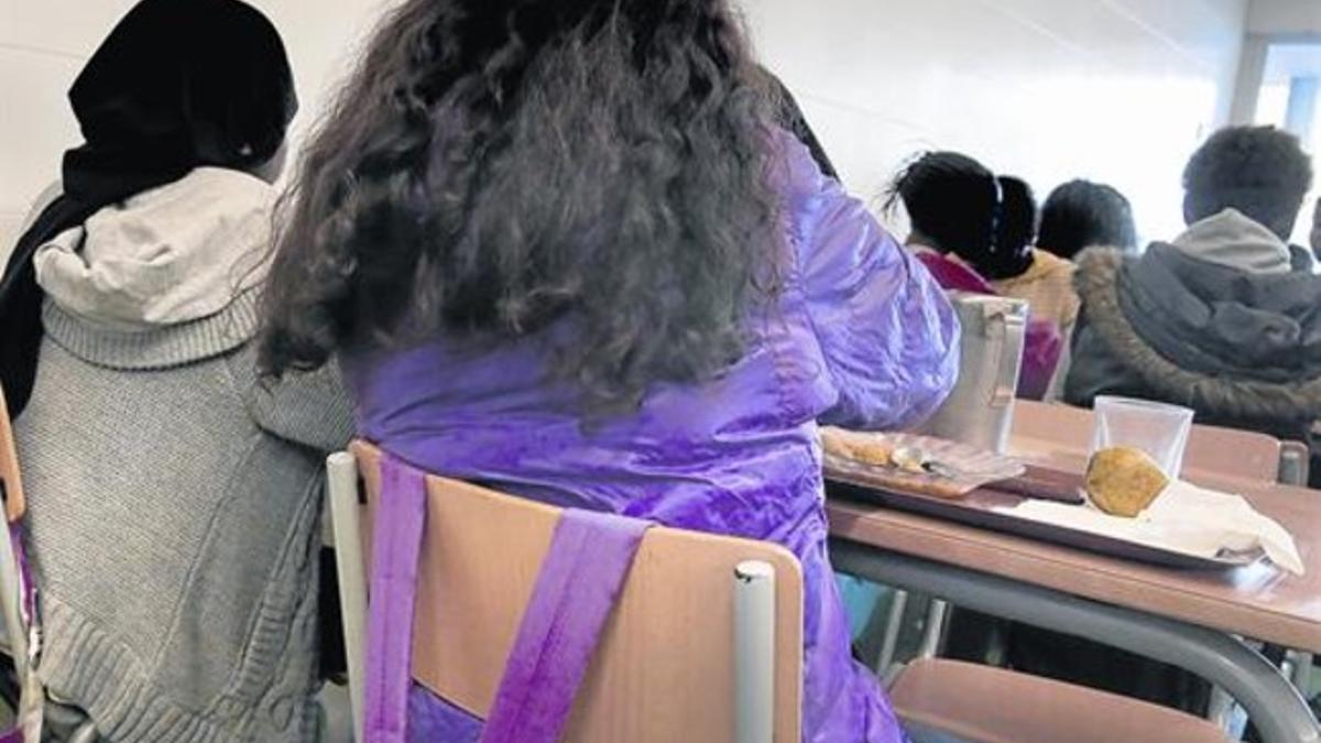 Alumnos de secundaria de Girona, en un comedor de Creu Roja.