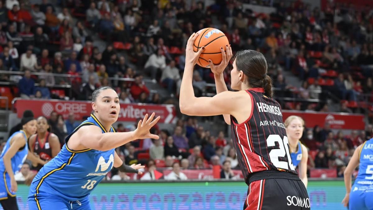 Hermosa, ejecutando un tiro en el duelo ante Estudiantes