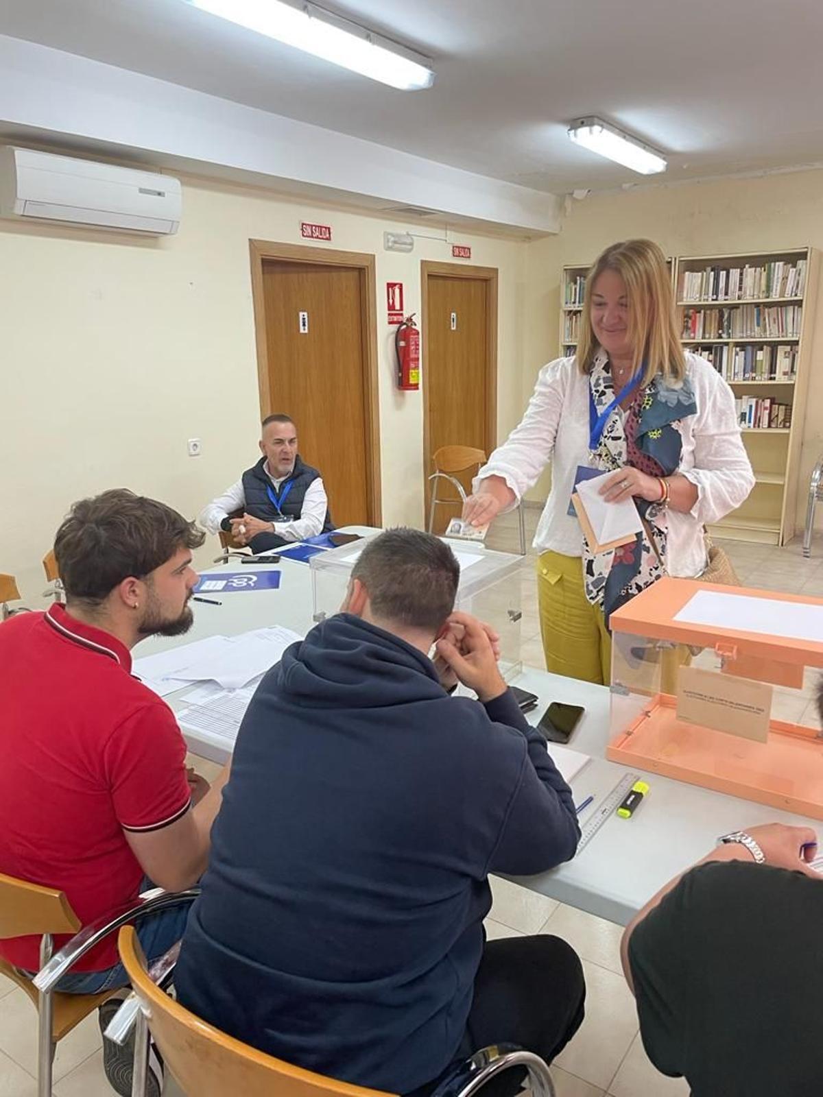 La alcaldesa Paqui Llopis, en el momento de votar.