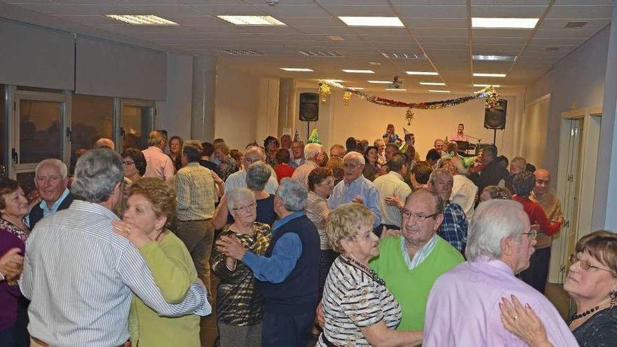 Una imagen de archivo de un baile en el Centro Social de Cangas. // S.A.