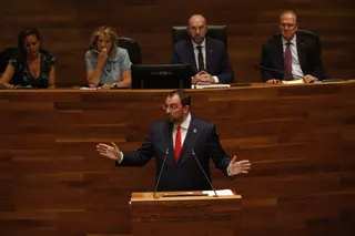 La contracrónica del discurso de investidura de Barbón: muchos abrazos y algún bostezo