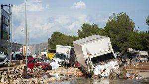 Vehículos destrozados en el polígono Ribarroja tras el paso de la DANA, a 31 de octubre de 2024, en Valencia, Comunidad Valenciana (España).