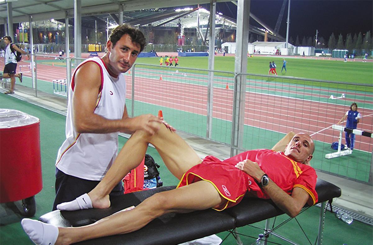 Ángel Basa atendiendo a un atleta del equipo español.
