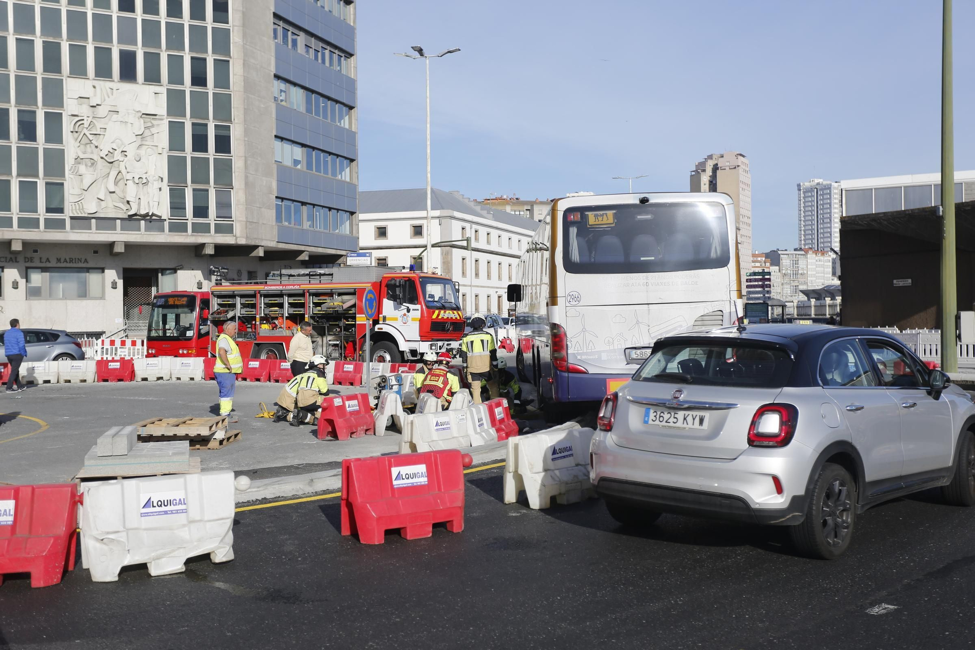 Un autobús, atascado en la nueva glorieta junto a la Casa del Mar