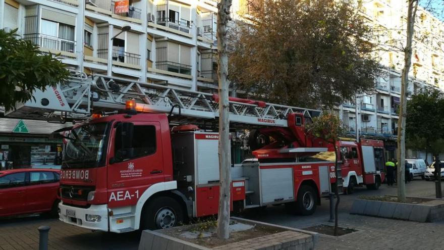 Trasladan al hospital a tres afectados por humo en el incendio de Gran Vía parque