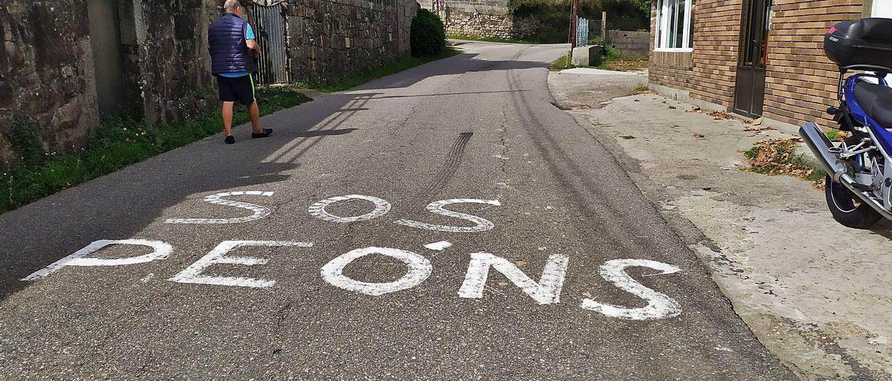 Una de las pintadas sobre la calzada. Vial junto a la guardería. //  | A. PINACHO/J. LORES