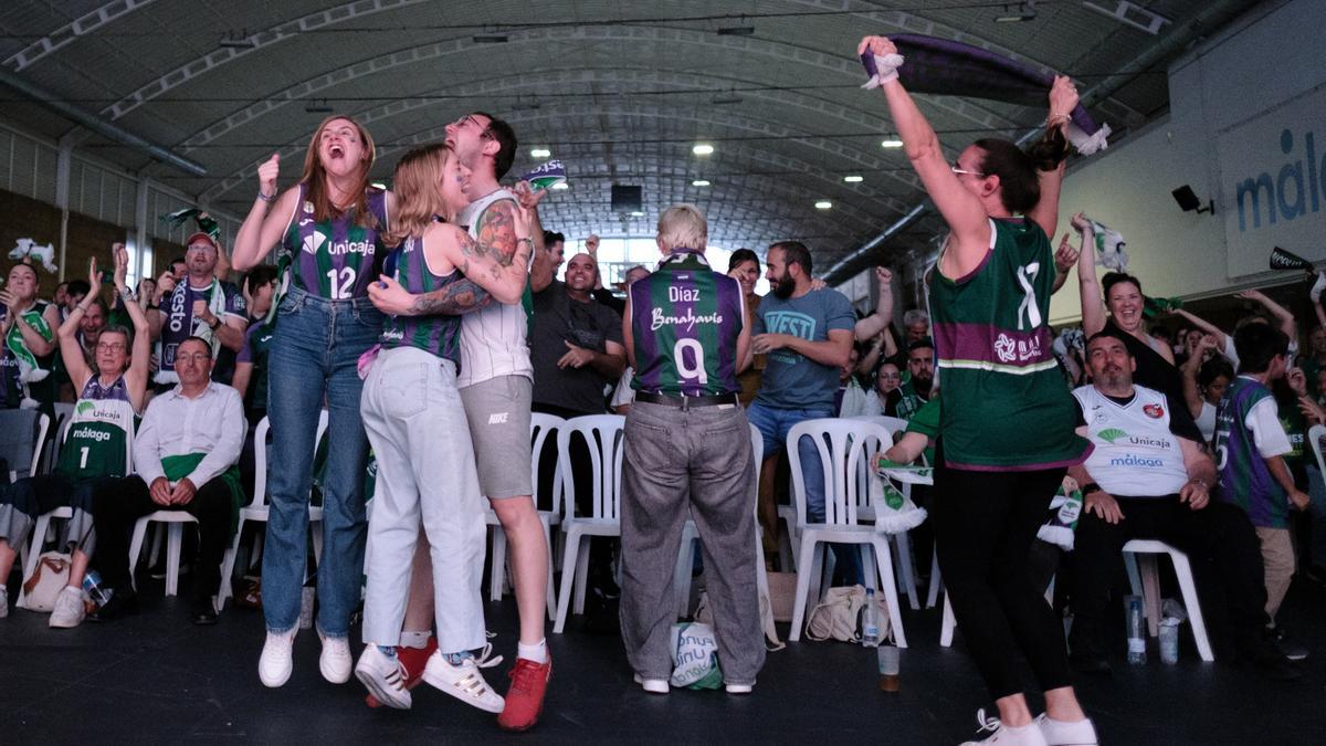 La afición del Unicaja celebra en Los Guindos un nuevo título de la BCL