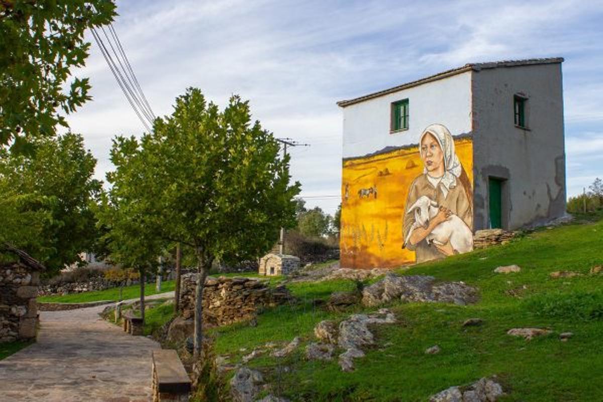 Caminar por el Portachuelo Viejo permite recuperar una idea sencilla: antes de las grandes vías, entrar en Buitrago exigía leer la sierra