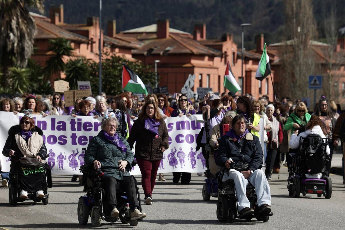 EN IMÁGENES: Un multitudinario y diverso 8M desborda las calles de Villaviciosa y celebra a la mujer rural