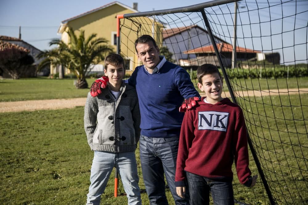 El portero del Real Oviedo, Esteban Suárez, en su casa de Bayas