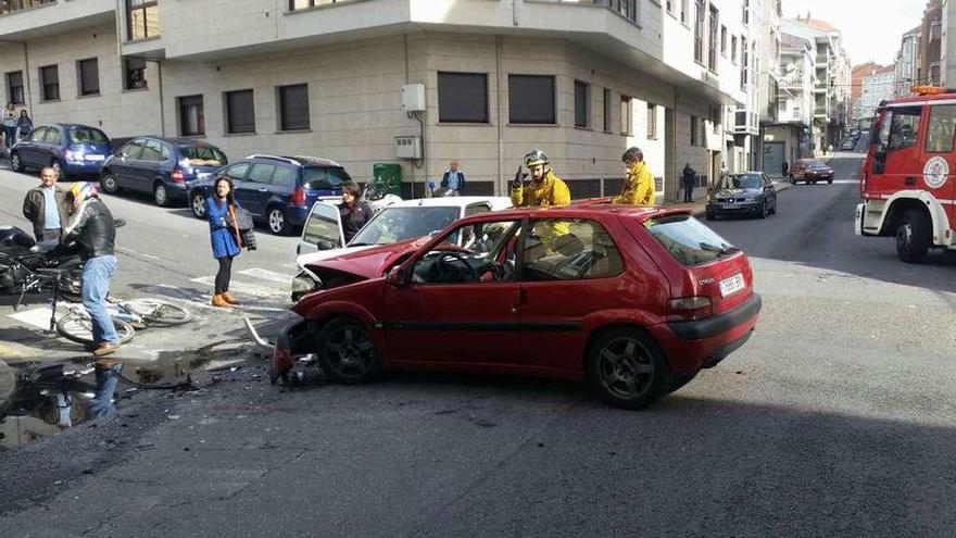 Uno de los accidentes de tráfico que se produjo en la calle Quintián. // Jesús Regal