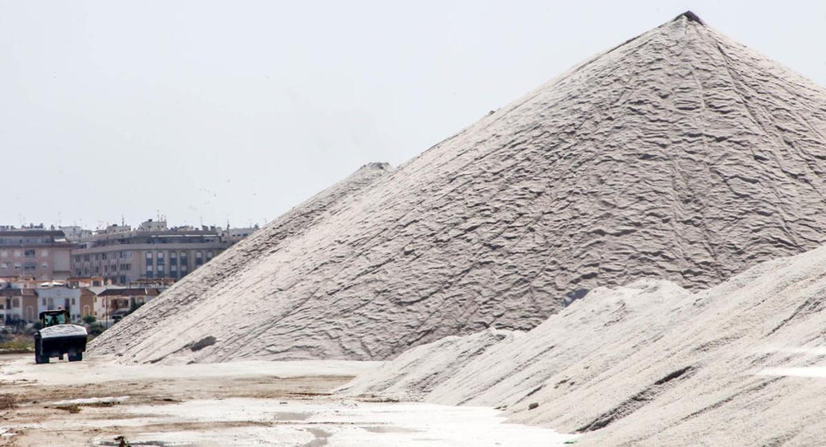 Alertan de que el plástico que flota en el mar llega a los hogares mezclado en la sal