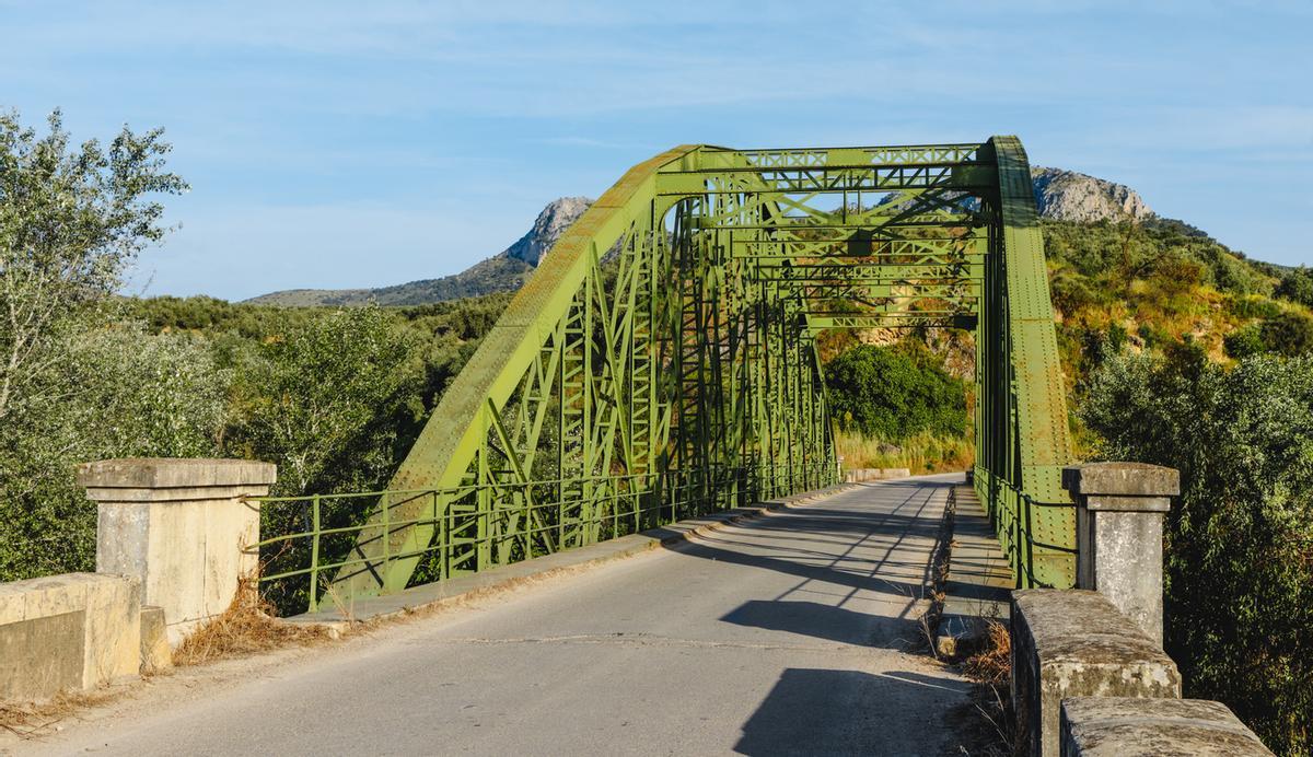 Una ruta salpicada de puentes de hierro levantados en el siglo XIX