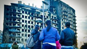 Vecinos concentrados ante el edificio de València, el 23 de febrero