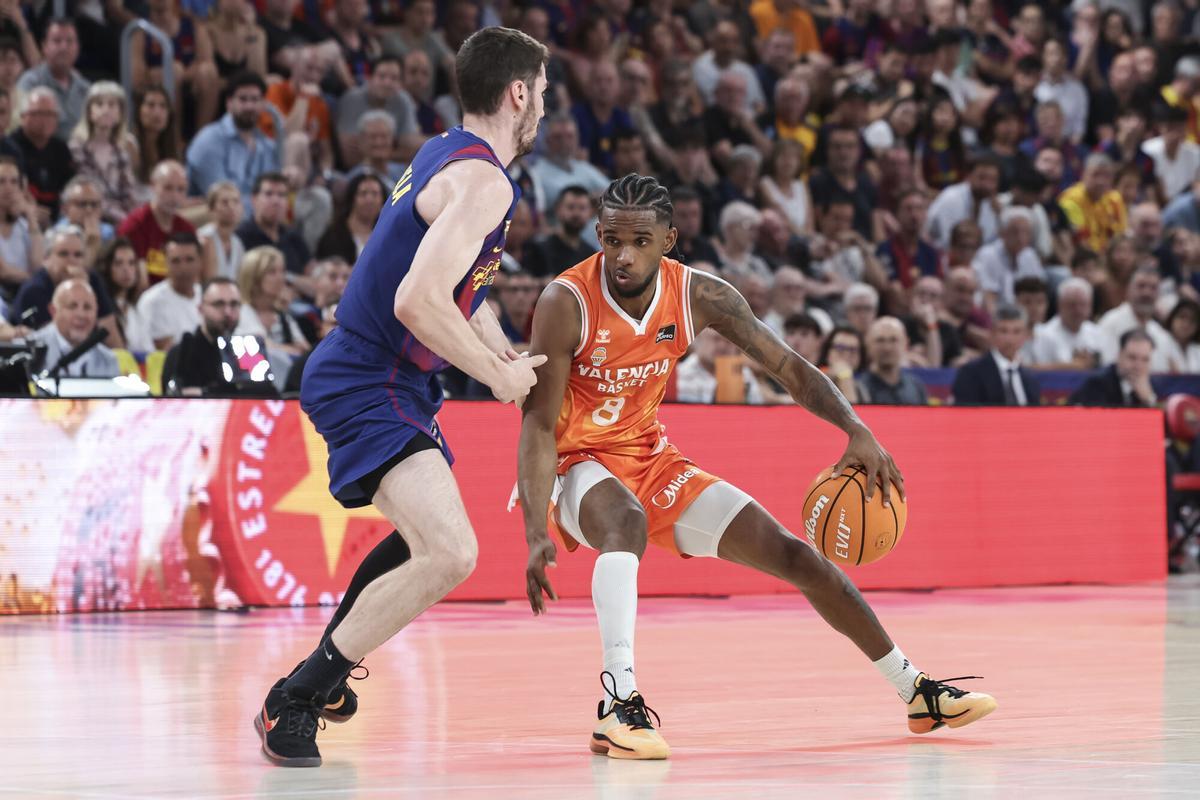 Jean Montero of Valencia Basket and Dario Brizuela of FC Barcelona in action during the Spanish League, Liga ACB Endesa, basketball Final Game 3 match played between FC Barcelona and Valencia Basket at Palau Blaugrana on June 22, 2026 in Barcelona, Spain. AFP7 22/06/2026 ONLY FOR USE IN SPAIN. Javier Borrego / AFP7 / Europa Press;2026;ACB;BASKET;SPORT;ZBASKET;ZSPORT;FC Barcelona v Valencia Basket - Liga ACB Endesa - Final Game 3