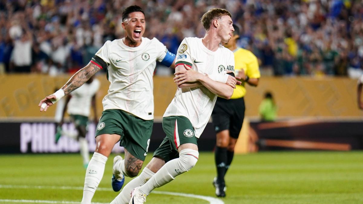 Cole Palmer del Chelsea celebra junto a Enzo Fernandez luego de anotar el 1-0 ante Palmeiras