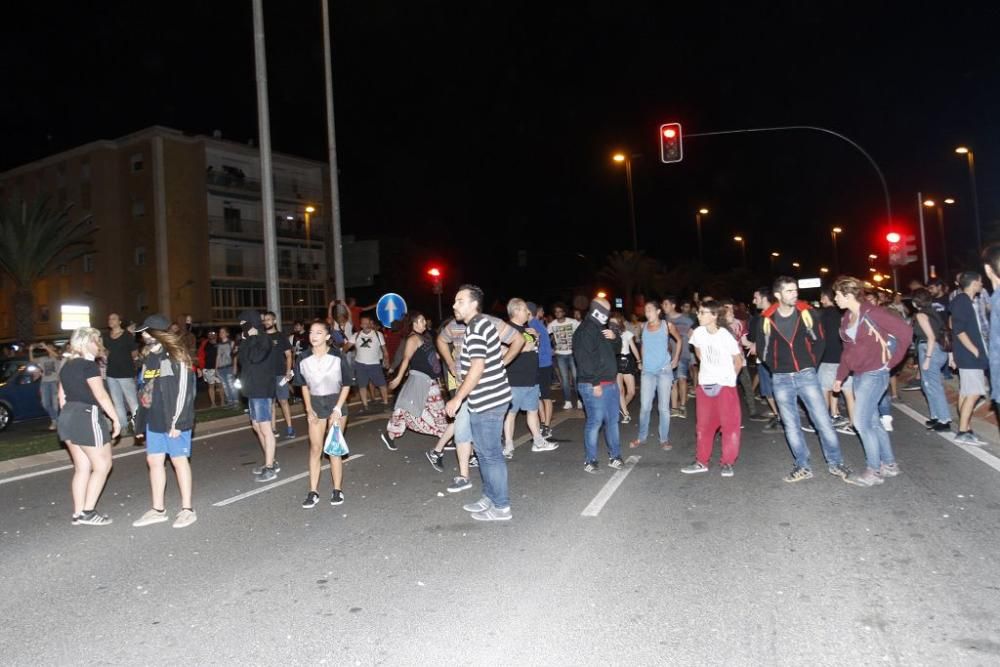 Los manifestantes protestan contra el AVE