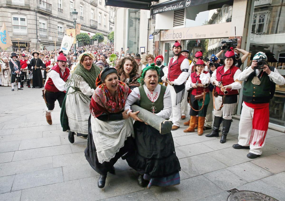 Los vigueses abarrotan las calles del Casco Vello en el día grande de la Reconquista