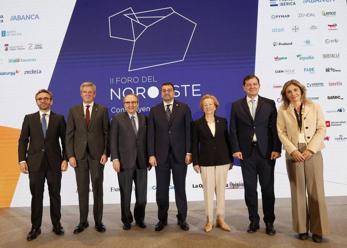 Por la izquierda, Aitor Moll, consejero delegado de Prensa Ibérica; Alfonso Rueda, presidente de la Xunta de Galicia; Javier Moll, presidente de Prensa Ibérica; Adrián Barbón, presidente del Principado; Arantza Sarasola, vicepresidenta de Prensa Ibérica Alfonso Fernández Mañueco, presidente de Castilla y León; y Ainhoa Moll, adjunta a la presidencia y directora editorial de Prensa Ibérica. Por la izquierda, Aitor Moll, consejero delegado de Prensa Ibérica; Alfonso Rueda, presidente de la Xunta de Galicia; Javier Moll, presidente de Prensa Ibérica; Adrián Barbón, presidente del Principado; Arantza Sarasola, vicepresidenta de Prensa Ibérica Alfonso Fernández Mañueco, presidente de Castilla y León; y Ainhoa Moll, adjunta a la presidencia y directora editorial de Prensa Ibérica.