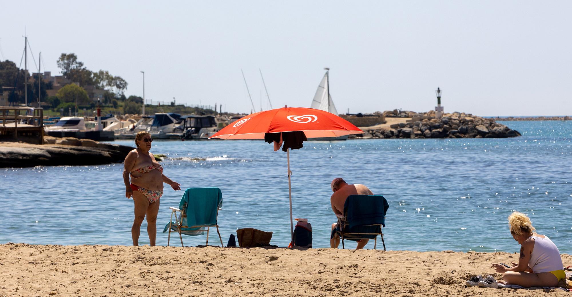 Los vecinos reclaman el mantenimiento de los espigones de las calas de la Albufereta