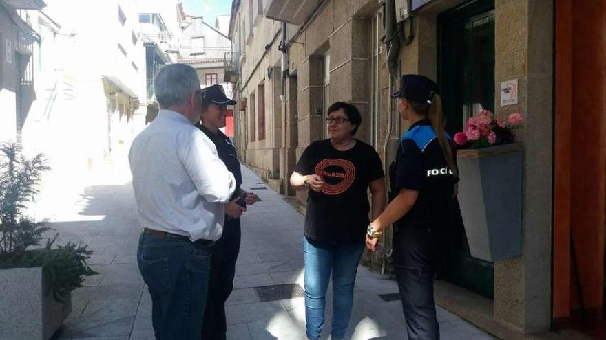 El alcalde, con las dos nuevas policías locales y la presidenta de Cangas Vella. // Gonzalo Núñez