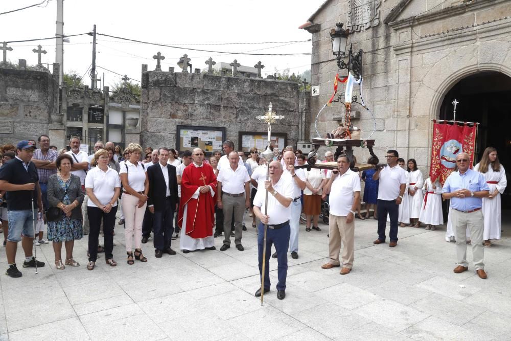 La procesión estuvo ambientada por la Unión Musical de Valladares y la Banda de Gaitas Xarabal, entre otros.