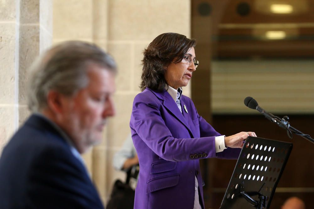 Íñigo Méndez de Vigo y Rosa Aguilar firman el acuerdo de cesión del Museo de Bellas Artes y Arqueológico de Málaga, que abrirá durante este 2016