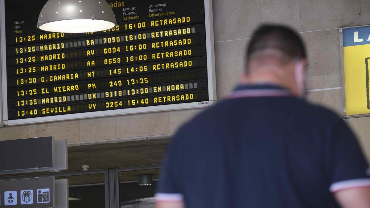 Un panel de información de vuelos en el aeropuerto Tenerife Norte.