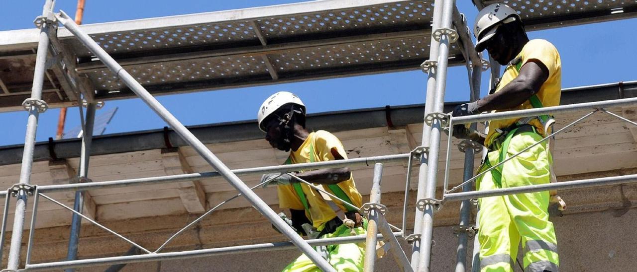 Dos albañiles extranjeros trabajan en una obra en Pontevedra.