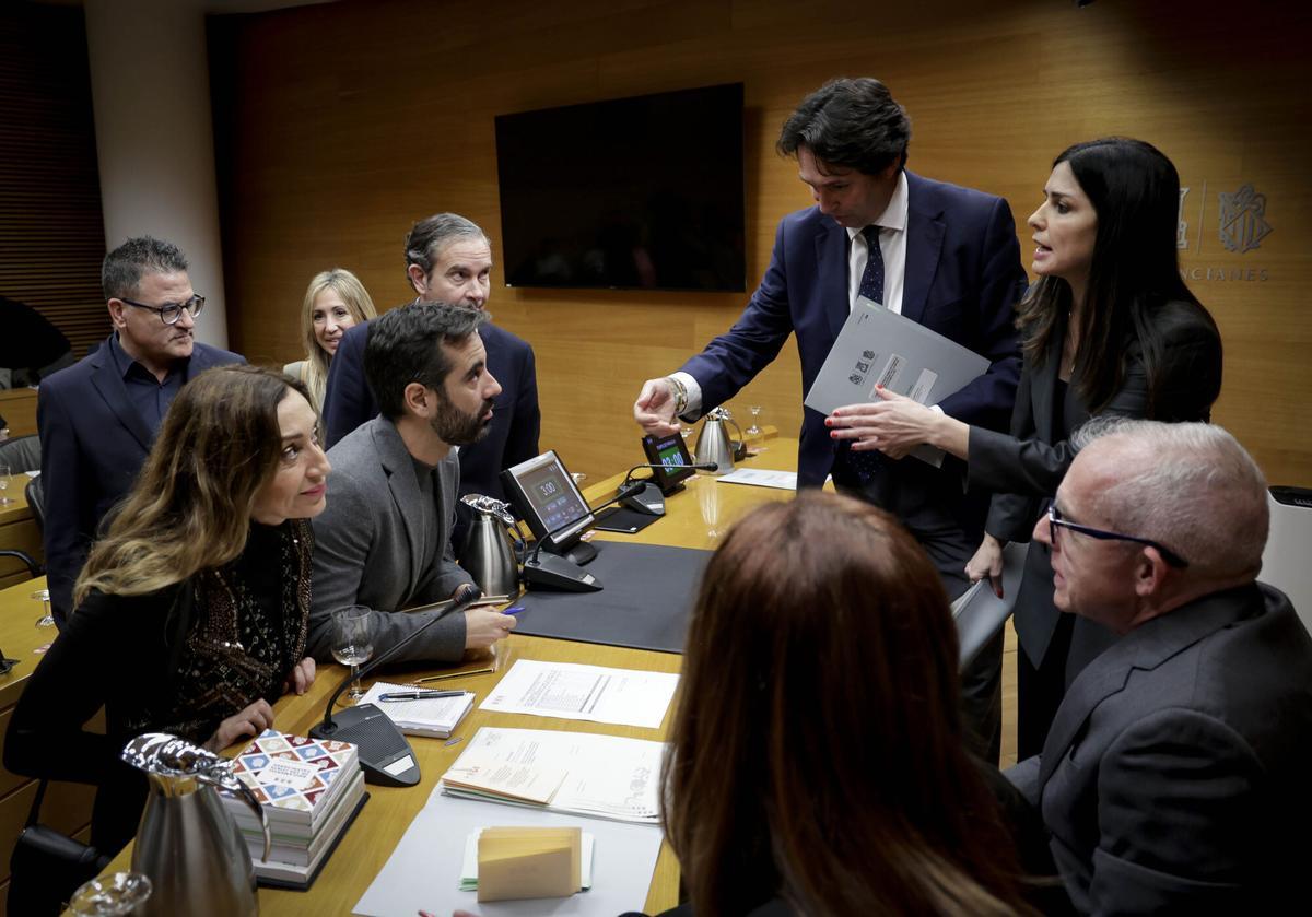 Los portavoces de PSPV, PP y Compromís hablan con la Mesa de la comisión de investigación de las Corts. 27.1.25, València. Comissió d'investigació sobre les causes de les inundacions causades per la dana del mes d'octubre de 2024. (Foto: José Cuéllar/Corts Valencianes)