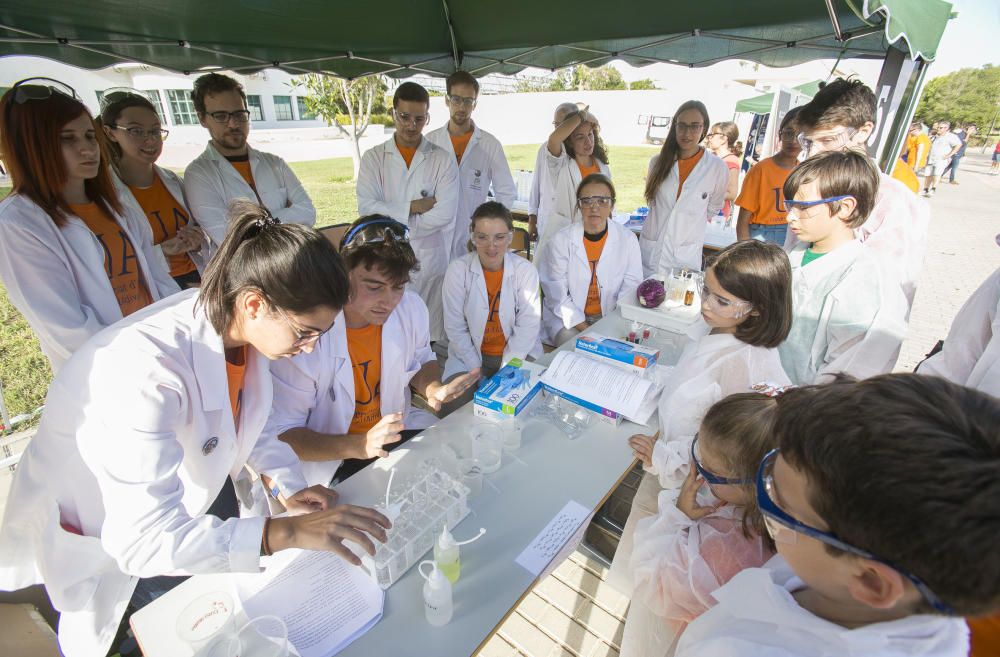 Centenares de niños y jóvenes con sus familias practican con robots en la 'Noche de la Ciencia' y descubren propiedades casi mágicas de los materiales