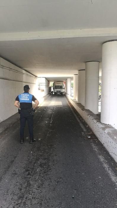 Un camión queda atrapado en el túnel de Muelle Las Palmas (13/11/17)