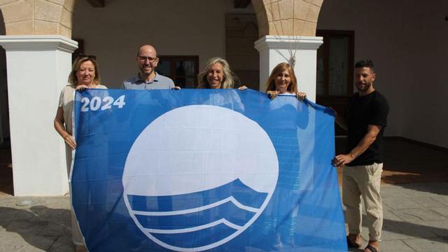 La alcaldesa, en medio, sostiene una de las banderas azules de Santa Eulària.