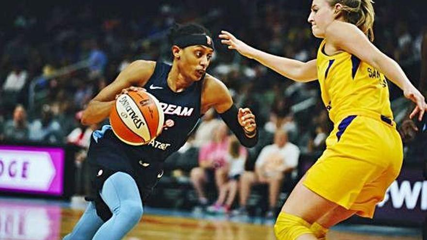 Brittney Sikes, defensada per una jugadora de Los Angeles Sparks.