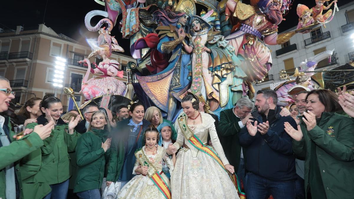 Las falleras de Convento celebran el oro en Especial ante el monumento
