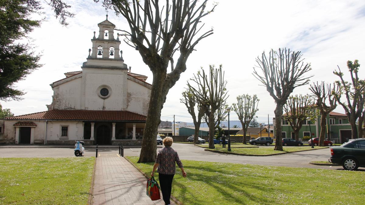 Camino frente a la iglesia de Jove/Xove.