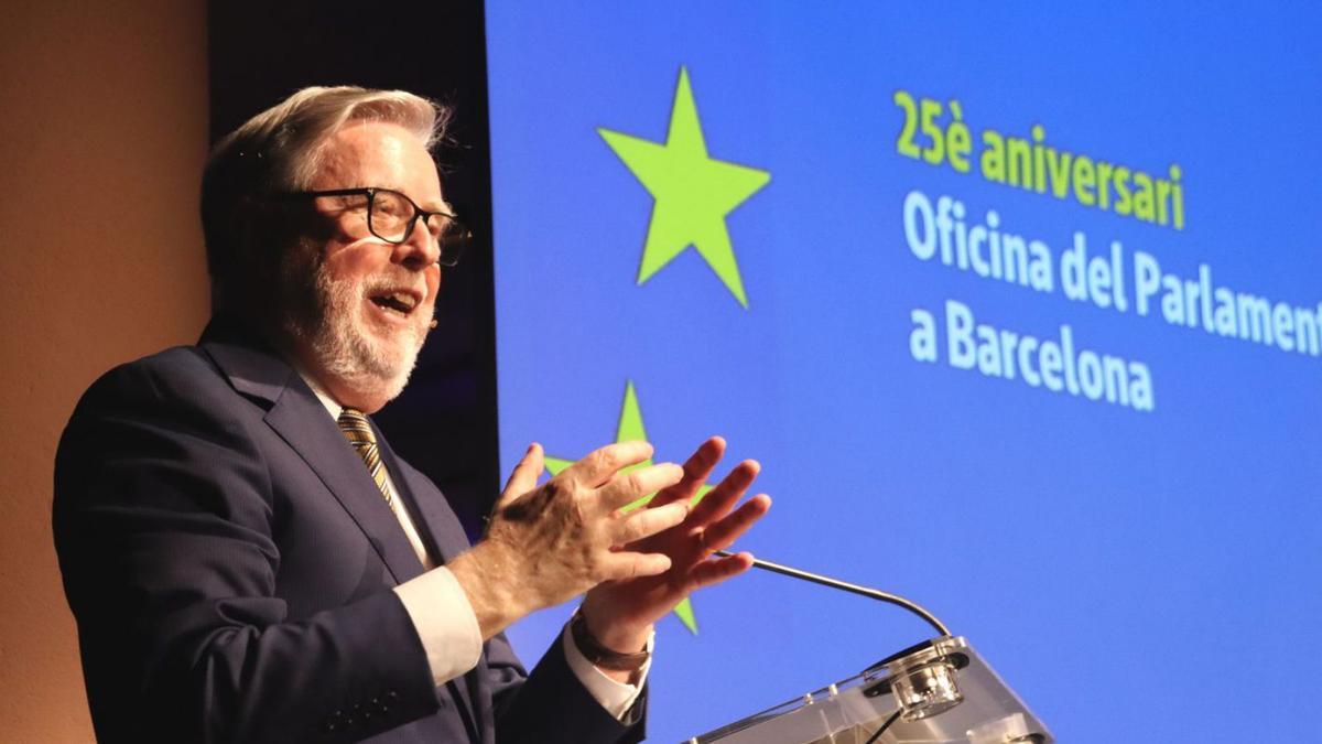 Pat Cox, de visita  a Barcelona, insta  la UE a rearmar-se  | P