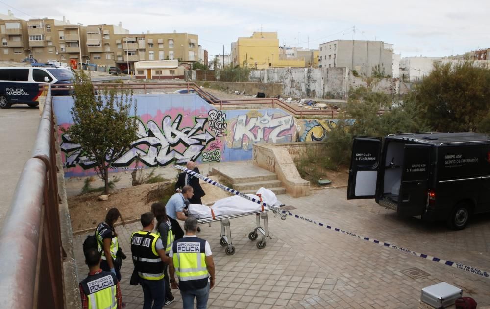 Hallan el cadáver de un indigente bajo un puente en la calle Teulada de Alicante