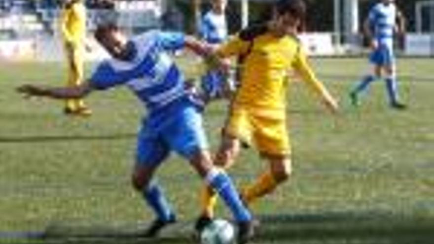 Pablo Sánchez lluita per una pilota amb l&#039;exjugador del Figueres i del Girona, Nacho del Moral.