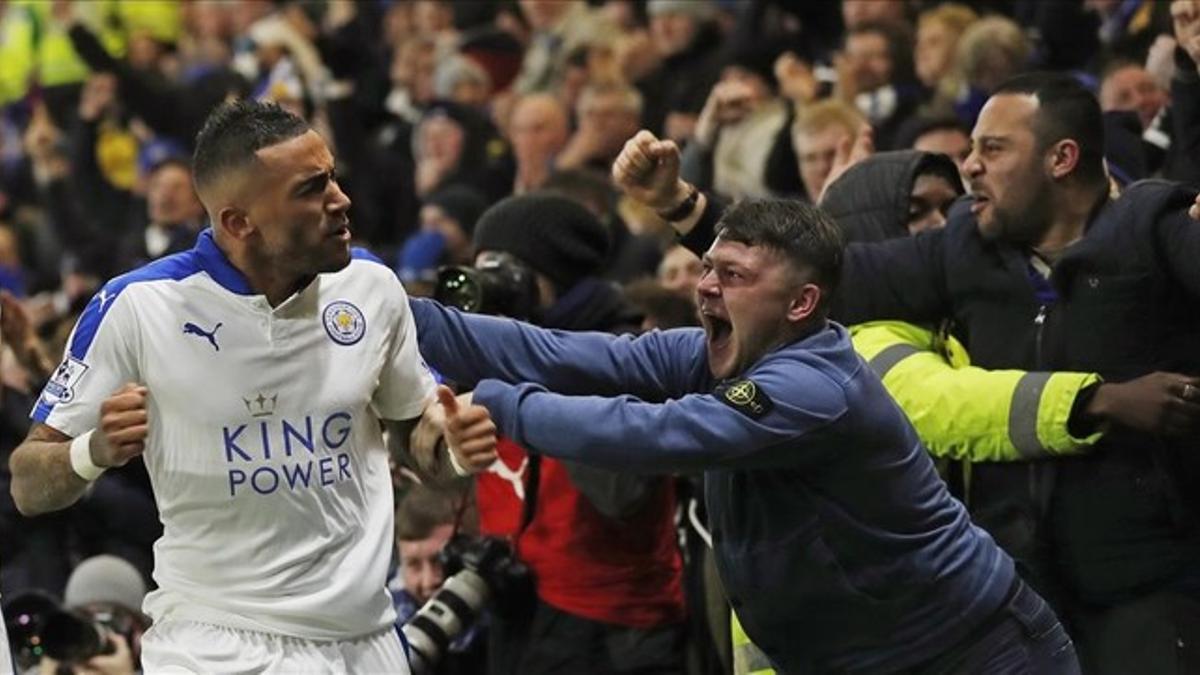 Un fan del Watford abraza a Danny Simpson tras el gol de Mahrez en el estadio del Watford.