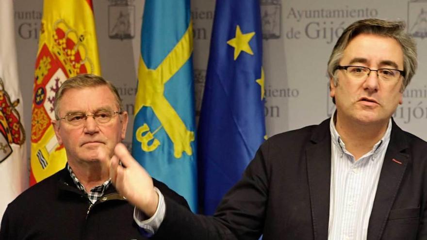 Manuel Fernández y Pablo González, ayer, en la sala de prensa del Ayuntamiento.