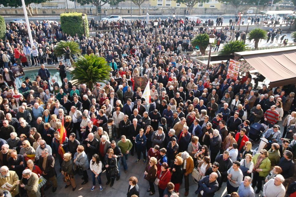 Los cofrades se manifiestan por la Semana Santa tradicional