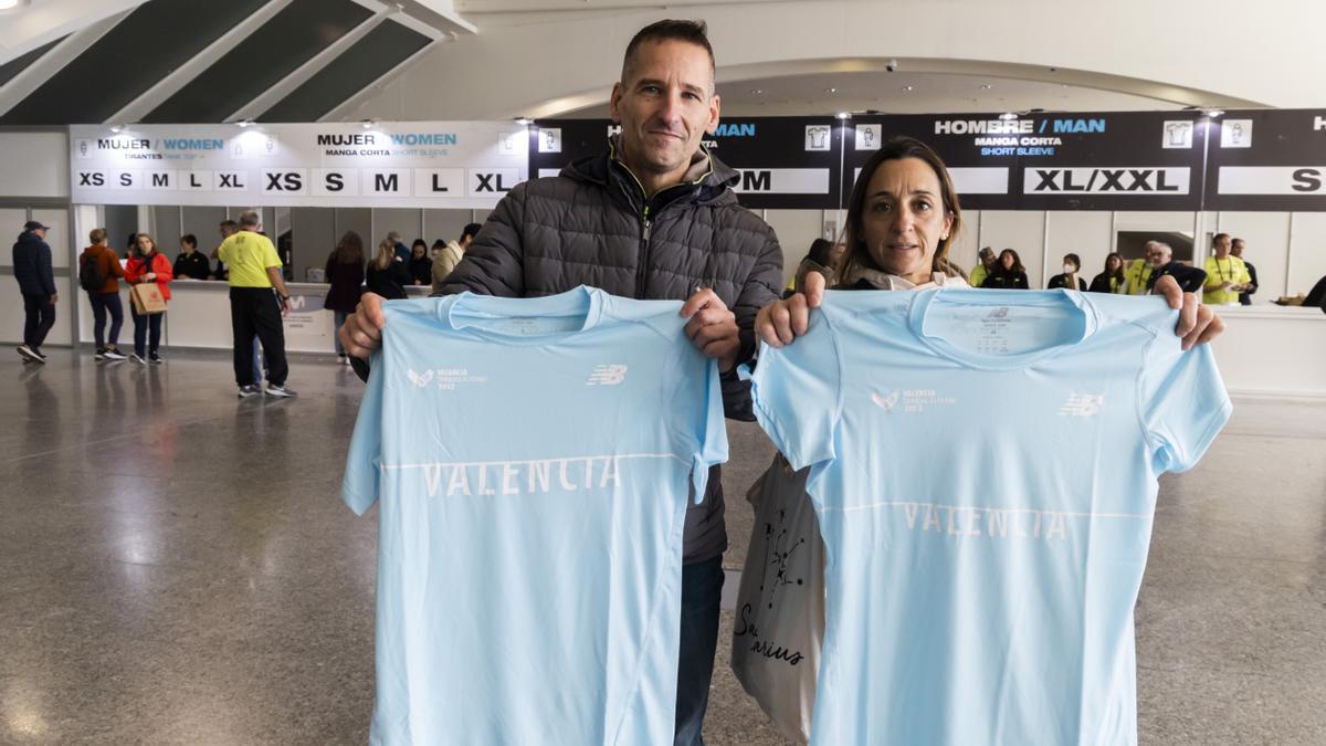 Dos corredores posan con las camisetas del Maratón