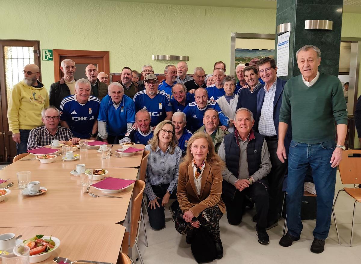 La foto de familia de los veteranos del Real Oviedo y de la finca El Ribeiro.