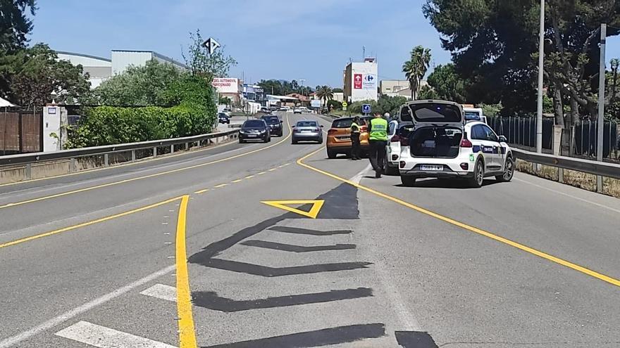 Un autobús y un coche chocan en Benicarló por la deficiente señalización