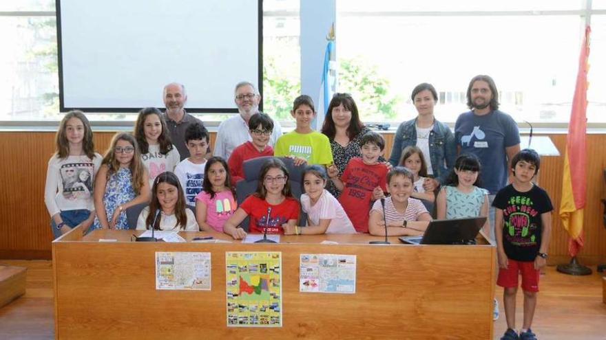 Alumnos y profesores del CEIP A Rúa con el alcalde y el edil de Eduación, a la izquierda. // G.Núñez