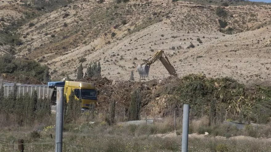 Vecinos de Fontcalent exigen control sobre la actividad de una escombrera