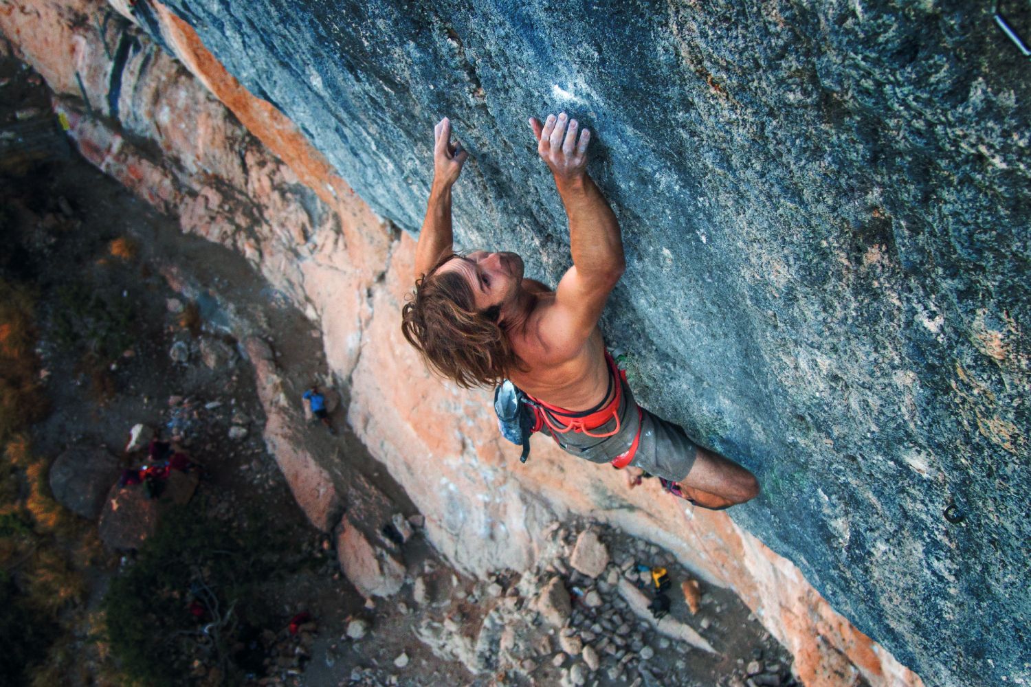 Chris Sharma, uno de los invitados estrella, escalando.