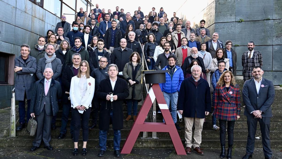 Nuevos titulados, profesores y titulados, tras la clausura de la Facultade Ágora en el Pazo da Cultura