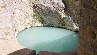 Esta es la aldea de Málaga que tiene baños de agua medicinal gratuitos: "Son curativos"